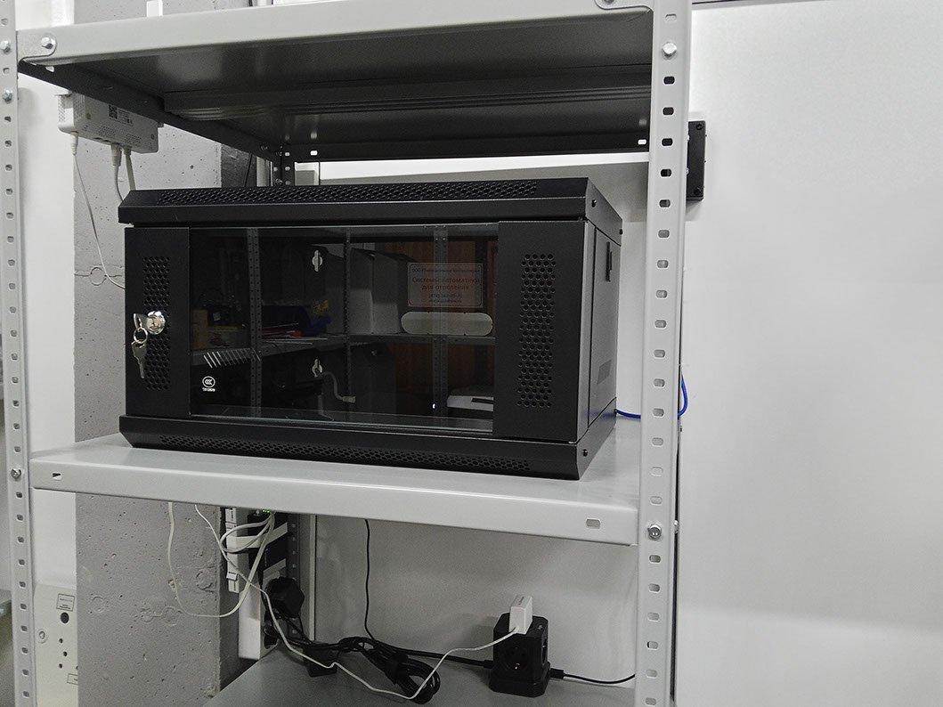 Сервер диспетчеризации котельных "УКонт-Диспо МОДУЛЬ" размещен в стальном корпусе для IT-оборудования