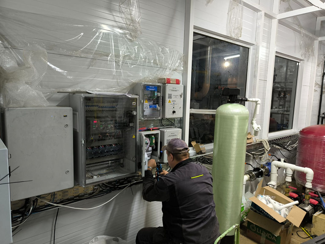 Все щиты управления "УКонт-Щ" и электрики в котельной в пластиковом корпусе.