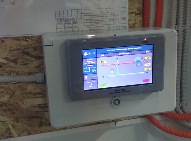 Графический контроллер (панель управления) котельной "УКонт-П7"&nbsp; в котельной.