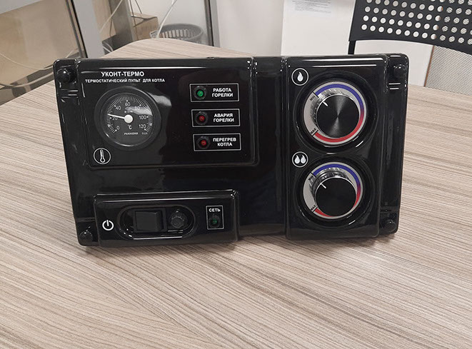 Термостатический пульт котла "УКонт-Термо" в черном цвете.