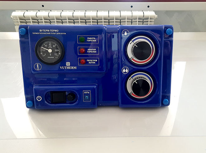 Термостатический пульт котла "УКонт-Термо" с другим логотипом и в другом цвете корпуса.