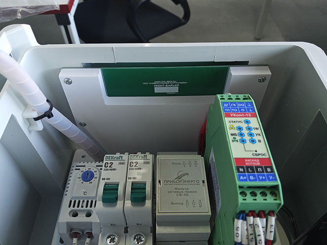 Щит каскадом котлов "УКонт-Щ13" вид на компоненты.