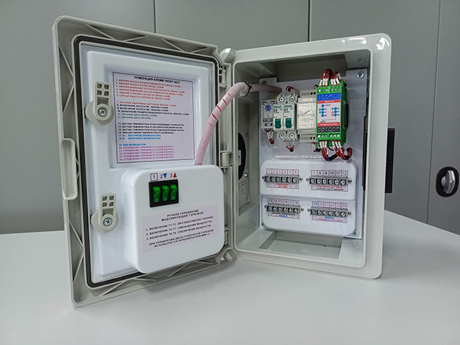 Щит управления котлом и насосами "УКонт-Щ12" вид с открытой дверкой.