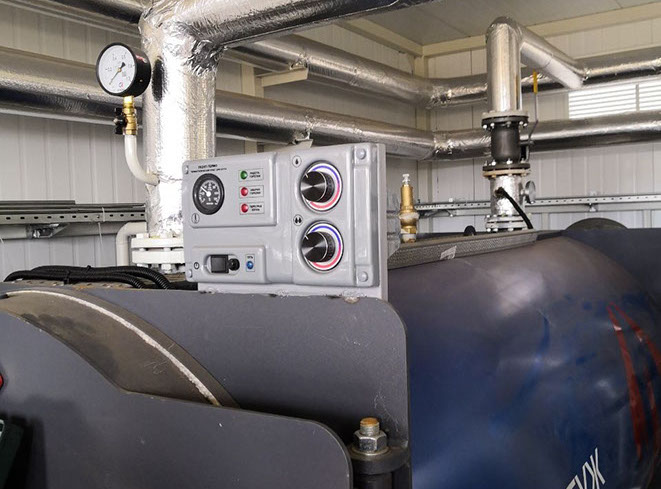 Термостатический пульт котла "УКонт-Термо" в котельной.